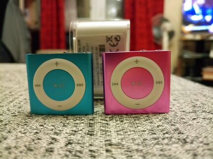 iPod shuffle голубой и розовый металлик 2 гигабайт