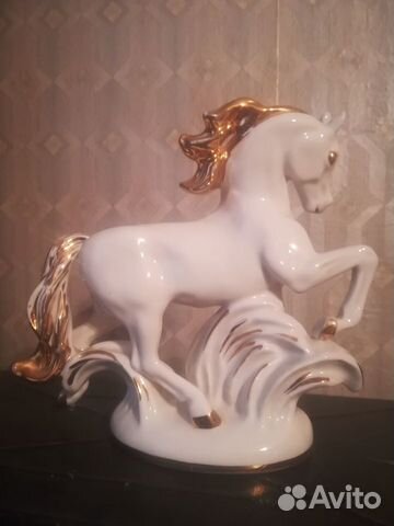 Статуэтка фарфор. Конь- огонь