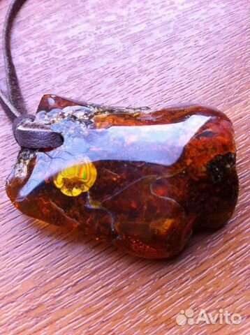 Кулон из янтаря с инклюзами