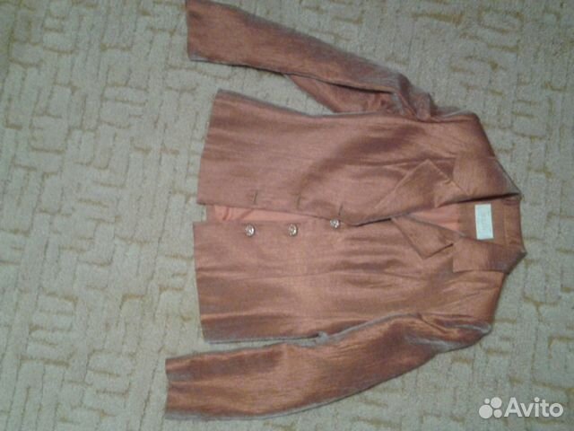 Юбка и пиджак из блестящей ткани Юбка и пиджак из блестящей ткани