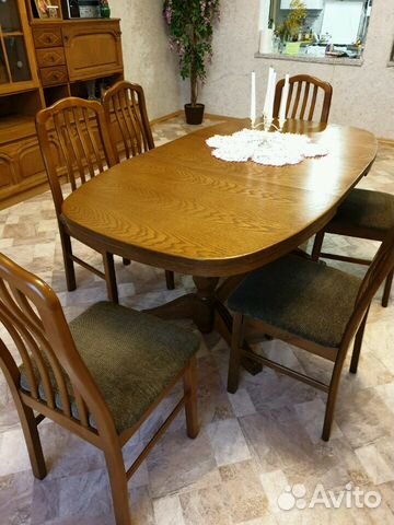 Стол и восемь стульев