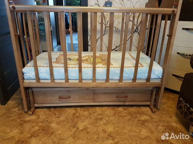 Кроватку детскую маятниковую с матрацем Кроватку детскую маятниковую с матрацем