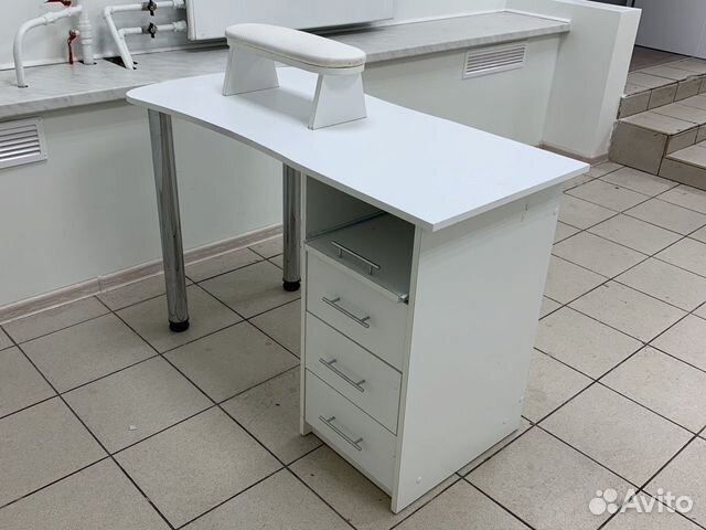 Маникюрный стол Маникюрный стол