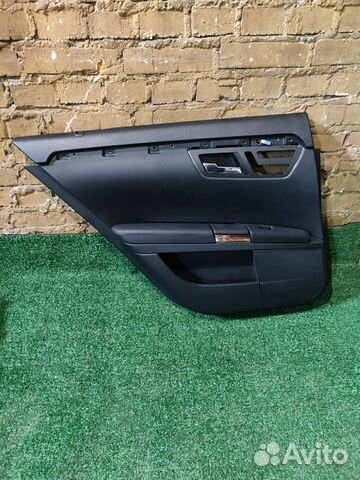 Обшивка задней левой двери на Мерседес W221