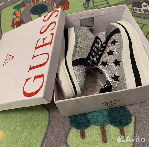 Сникеры на танкетке guess