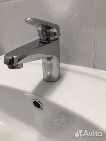 Раковина с краном (все крепежи и подводка, в компл