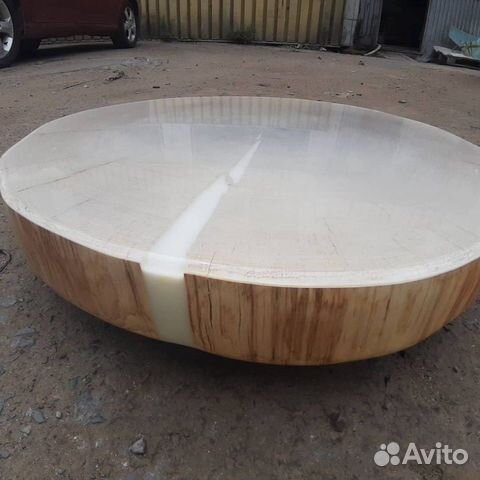 Журнальный стол из дерева и эпоксидной смолы