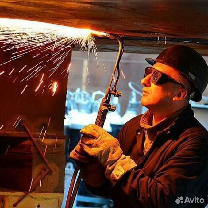 Работа резка металла газом. Газосварщик. Газорезчик. Газорезчик по металлу. Электросварка газорезка.