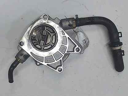 Снятие вакуумного насоса chevrolet malibu. Вакуумный насос шевроле круз 1. Chevrolet cruze вакуумный клапан турбина. Вакуумный насос шевроле круз. Вакуумный насос шевроле круз.