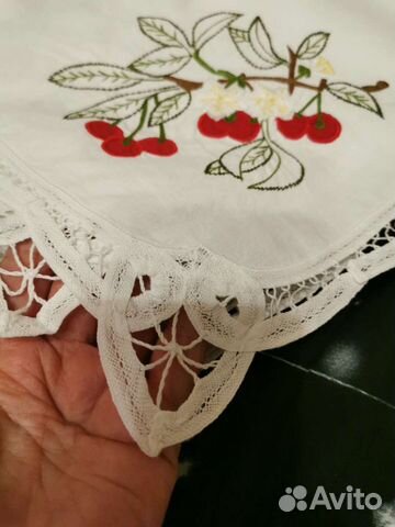 Скатерть с вышивкой и кружевом
