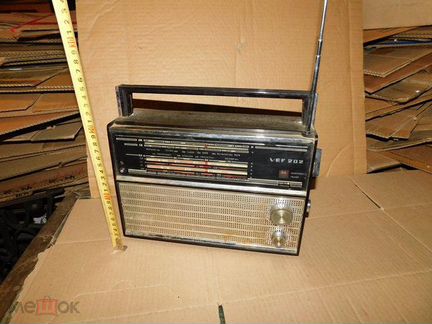 Старинный, транзисторный радиоприемник VEF-202ссср