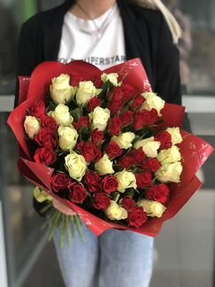 Букет из 51 розы красно-белый 50 см