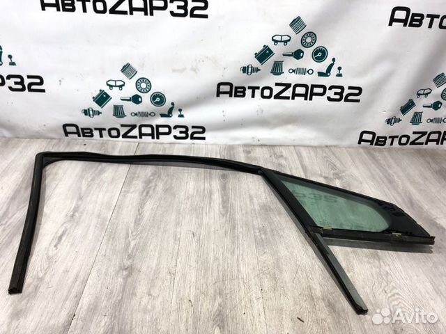 Форточка двери передняя правая Peugeot 308 EP6
