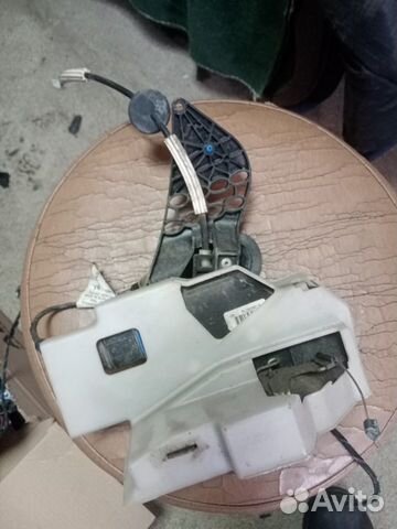 Замок передней двери Правой Volkswagen Touareg 1