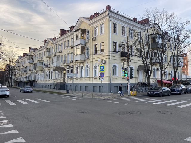 4-к. квартира, 110 м², 3/3 эт.