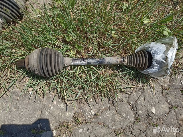 Левый приводной вал Volkswagen