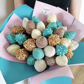 Съедобные букеты из клубники