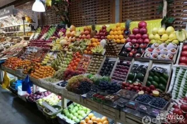 Фуд рынок москва. Овощной рынок в Москве фуд Сити. Витрины для овощей и фруктов на рынке. Витрина фрукты сухофрукты. Витрина для фрукты овощи сухофрукты.