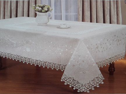 Льняная скатерть с вышивкой и кружевом