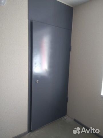 Металлическая дверь перегородка в кладовку