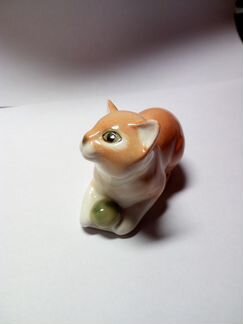 Фарфоровая статуэтка котенок