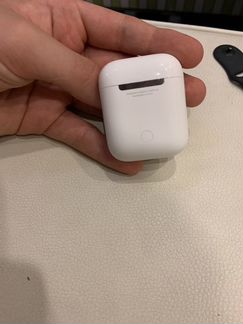 Кейс для зарядки Apple AirPods
