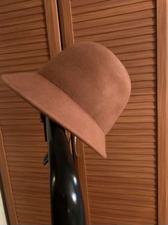 Стильная шляпа клош