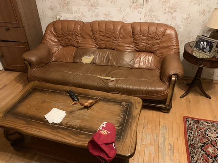 Кожаный диван и два кресла
