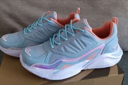 Кроссовки женские