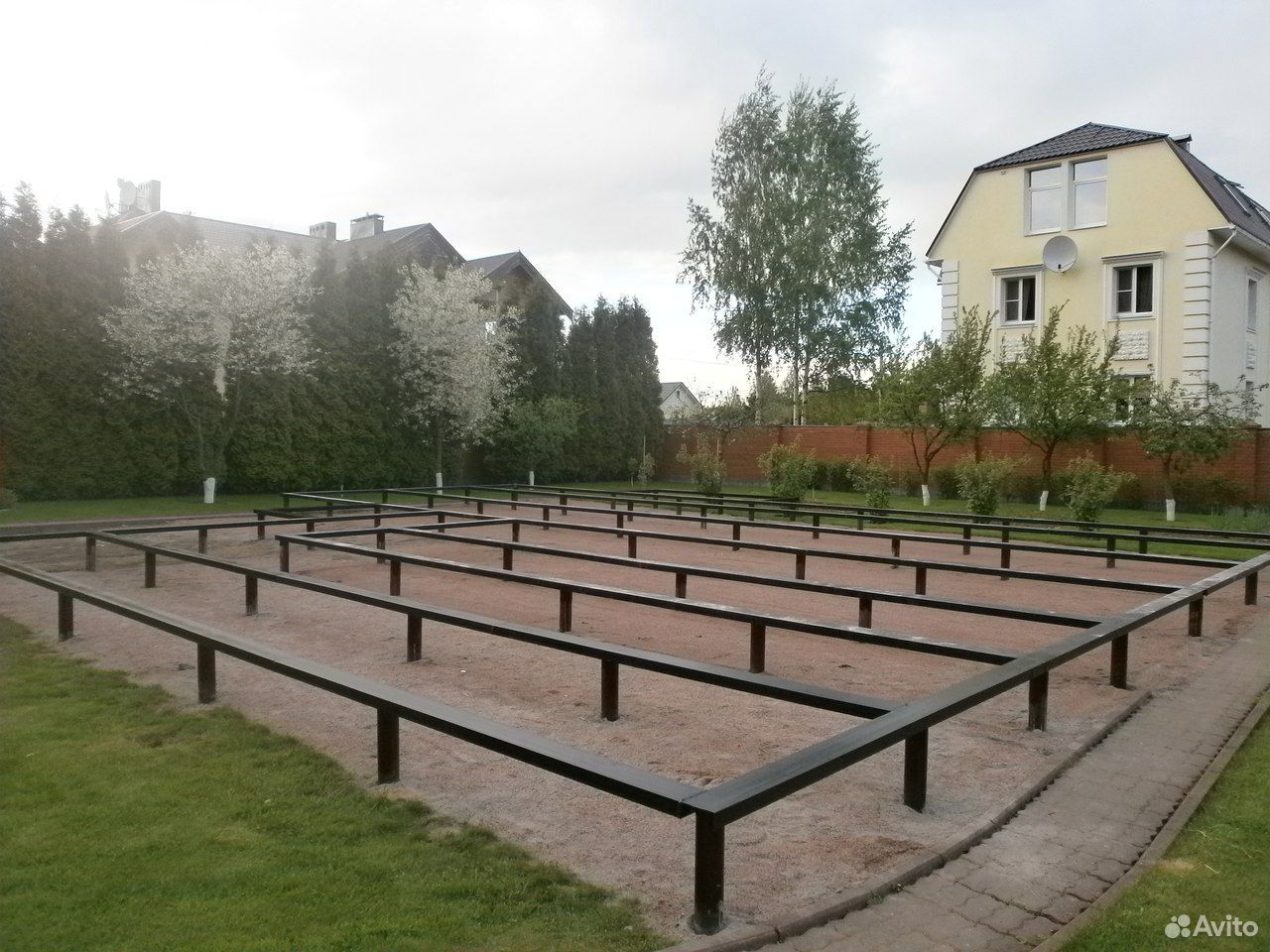 Забор на сваях тисэ