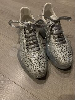 Кроссовки в стиле известного бренда