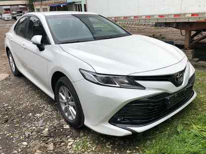 Toyota Camry 2021 белая