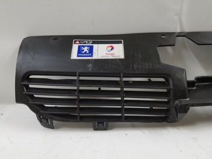 Решетка радиатора Peugeot 206
