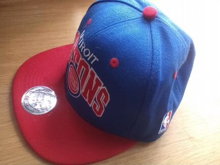 Бейсболки New Year и Pistons