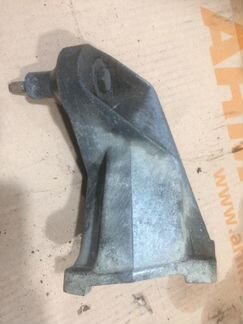 Кранштейн кпп левый Ауди 100 c3 рестайлинг