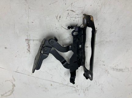 Петля капота левая Mercedes C300 W204 3.5 2014