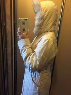 Легкое пуховое пальто с капюшоном и натур. мехом