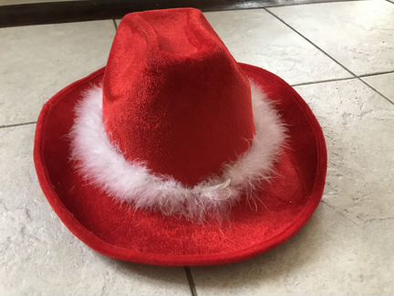 Шикарная шляпа для театральных постановок