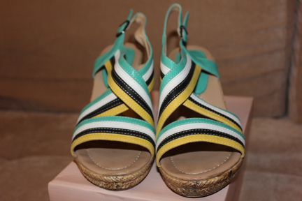 Босоножки на танкетке