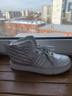 Кроссовки серые