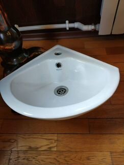 Раковина угловая практически новая
