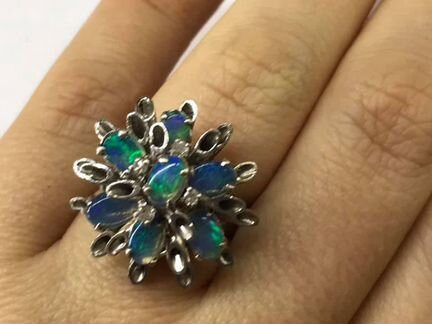 Золотое кольцо с опалами и бриллиантами. 585пр