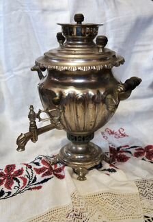 Старинная шкатулка и самовар