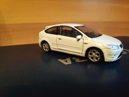 Игрушечный автомобиль