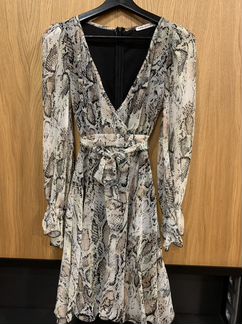 Платье с открытым декольте